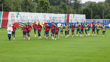 Los jugadores de Portugal se ejercitan en Mairenfeld antes de partir ayer a Fráncfort.