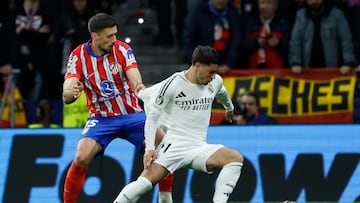 MADRID, 12/03/2025.- El delantero del Real Madrid Brahim Díaz (d) se escapa de Clément Lenglet, del Atlético de Madrid, durante el partido de vuelta de los octavos de final de la Liga de Campeones que Atlético de Madrid y Real Madrid disputan hoy miércoles en el estadio Metropolitano. EFE/Juanjo Martín