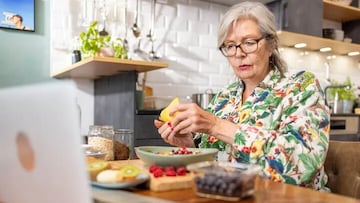 Una investigación alerta del hábito a la hora de comer que puede ser una señal temprana de demencia