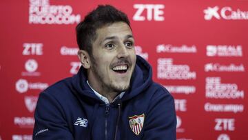 GRA414. SEVILLA. 10/01/2017.- El futbolista Stevan Jovetic, durante su presentaci&oacute;n oficial como nuevo jugador del Sevilla, hoy en el estadio S&aacute;nchez Pizju&aacute;n. EFE/Jose Manuel Vidal