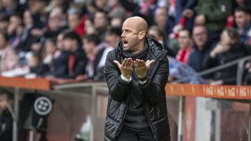 30-03-24. MIGUEL ÁNGEL RAMÍREZ, ENTRENADOR DEL SPORTING, DURANTE EL PARTIDO ANTE EL RACING DE SANTANDER EN EL MOLINÓN.