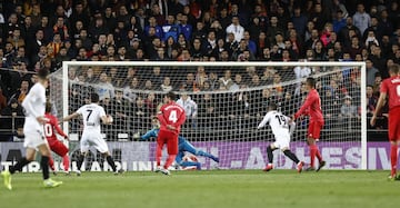 1-0. Gonçalo Guedes marcó el primer gol.