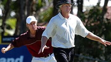 <b>¡VAYA AYUDANTE!</b>. Los australianos Lleyton Hewitt y Greg Norman se preparan para el torneo en el que el tenista hará de caddie del golfista.