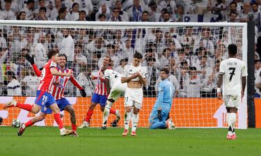 1-1. Los jugadores del Real Madrid tras el tanto de Julián Álvarez.