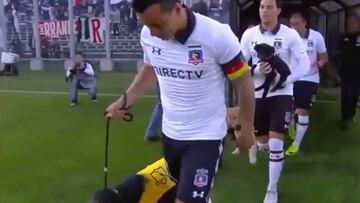 Grande Colo Colo: ¡saltaron al campo acompañados de perros!