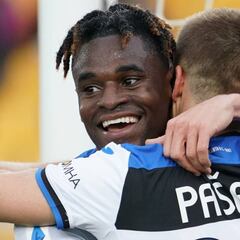 Duván de cabeza y de zurda: Triplete de goleador