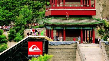 Danny Way saltando sobre la Gran Muralla China con su tabla de skate