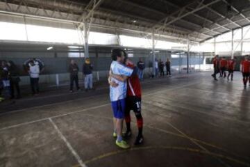 Prisioneros participan en un partido de fútbol entre reclusos de la selecciones chilena y resto de América en la penitenciaria de Santiago (Chile)