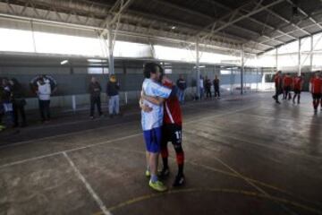 Prisioneros participan en un partido de fútbol entre reclusos de la selecciones chilena y resto de América en la penitenciaria de Santiago (Chile) 