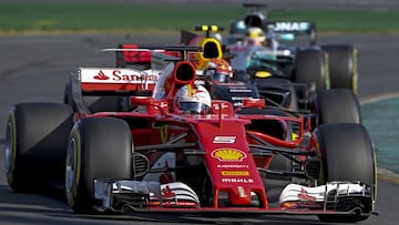 ZSN005. Melbourne (Australia), 26/03/2017.- German Formula One driver Sebastian Vettel (front) of Scuderia Ferrari leads the race ahead of British Formula One driver Lewis Hamilton (back) of Mercedes AMG GP with Dutch Formula One driver Max Verstappen (middle) of Red Bull Racing between them during the 2017 Formula One Grand Prix of Australia at the Albert Park circuit in Melbourne, Australia, 26 March 2017. (F&Atilde;&sup3;rmula Uno) EFE/EPA/DIEGO AZUBEL