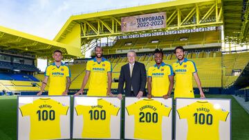 Yeremy, Capoue, Chukwueze y Parejo posan junto a Fernando Roig con las camisetas conmemorativas