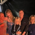 Eugenia Martínez de Irujo y Narcís Rebollo se fotografían con Taylor Swift.