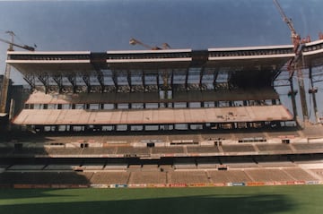 Tras la construcción de las nuevas estructuras la altura del estadio pasó de 22 a 45 metros. Esto supuso que una gran parte de las gradas y del césped se quedaran en sombra.