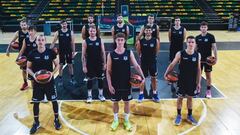 La plantilla del Bilbao Basket, antes de arrancar hoy