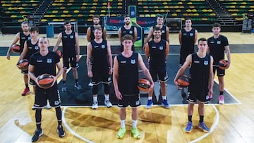 La plantilla del Bilbao Basket, antes de arrancar hoy