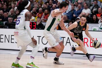 El base del Lenovo Tenerife Marcelinho Huertas, con el balón ante los jugadores del Unicaja Tyler Kalinoski y Kendrick Perry.
