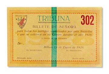 Para entrar al estadio el aficionado precisa un resguardo acreditativo. Es la entrada. Un color y una numeración para cada parte del campo sirve para guiar al hincha. El rigor y la sencillez son básicos.