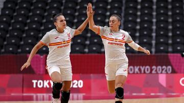 Marta López y Almudena Rodriguez celebran un tanto de la selección española de balonmano femenino.