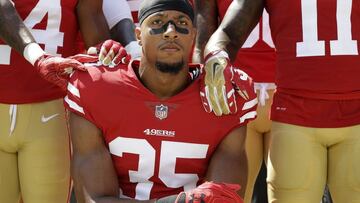 Eric Reid, durante el himno de Estados Unidos.