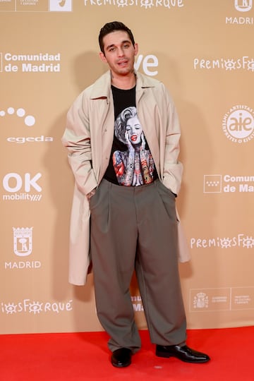 El actor y cantante Víctor Elías posa en la alfombra roja de la 30 edición de los Premios José María Forqué, en el Palacio Municipal de IFEMA.