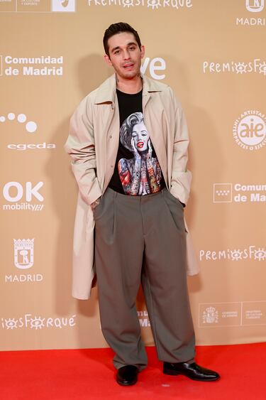 El actor y cantante Víctor Elías posa en la alfombra roja de la 30 edición de los Premios José María Forqué, en el Palacio Municipal de IFEMA.