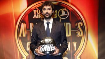 Sergio Llull, con el trofeo que le acredita como MVP de la Liga Endesa.