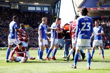 Un seguidor del Birmingham City Football Club ha saltado al terreno de juego durante el encuentro frente al Aston Villa y ha agredido al jugador del Jack Grealish, s¨ªmbolo de los 'Villanos'.
