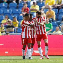 Primera victoria de César Montes con Almería ante Julián Araujo