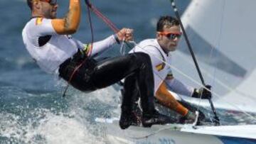 Los españoles Onan Barreiros y Aaron Sarmiento navegan durante la competición masculina de Vela 470.