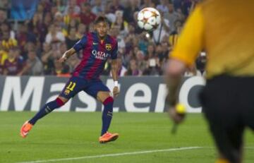 1-0. Neymar anota el primer tanto.