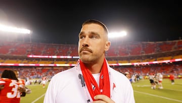 KANSAS CITY, MISSOURI - SEPTEMBER 07: An injured Travis Kelce #87 of the Kansas City Chiefs reacts after their loss to the Detroit Lions at GEHA Field at Arrowhead Stadium on September 07, 2023 in Kansas City, Missouri.   David Eulitt/Getty Images/AFP (Photo by David Eulitt / GETTY IMAGES NORTH AMERICA / Getty Images via AFP)