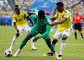 El jugador de Senegal M'Baye Niang bajo la marca de Yerry Mina durante el partido Senegal-Colombia, del Grupo H del Mundial de Fútbol de Rusia 2018, en el Samara Arena de Samara, Rusia, hoy 28 de junio de 2018