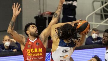 MURCIA, 11/04/2021.- El pívot brasileño de UCAM Murcia Augusto Lima (c) obstaculiza el juego del base estadounidense de TD Systems Baskonia Pierria Henry (3d), durante el partido de la trigésima jornada de la liga Endesa que están disputando este domingo en el Palacio de Los Deportes de Murcia. EFE/Marcial Guillén