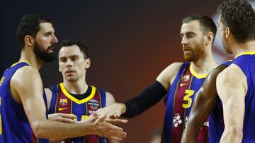 Víctor Claver saluda a Niko Mirotic.