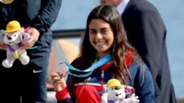 Fernanda Naser luce su medalla de bronce en salto.