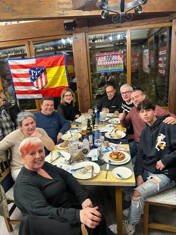 Miembros de la peña atletica Lucense durante la cena de su 44º aniversario. 