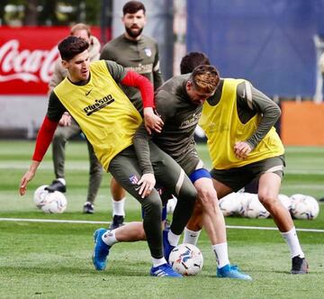 Héctor Peña pelea con Héctor Herrera durante un entrenamiento con el primer equipo.