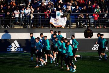 Cientos de seguidores se acercaron a la ciudad deportiva del Real Madrid para ver a sus ídolos durante el último entrenamiento del año