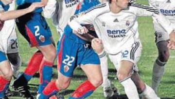 <b>UNA MURALLA. </b>El Castilla no pudo en ningún momento con la defensa del Elche. Sólo Negredo disfrutó de una ocasión.