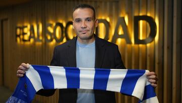 Sergio Francisco posa con una bufanda de la Real en el palco del Reale Arena