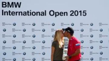 Pablo Larrazabal celebra el éxito en Múnich junto a su novia, Gala Ortin.