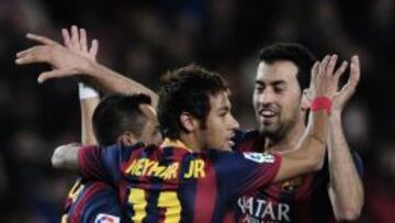 Busquets abraza a Neymar y Alexis tras el 1-0.