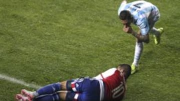 Argentina&#039;s Angel Di Maria talks to Paraguay&#039;s Derlis Gonzalez as he lays on the pitch during their Copa America 2015 semi-final soccer match at Estadio Municipal Alcaldesa Ester Roa Rebolledo in Concepcion, Chile, June 30, 2015. REUTERS/Jorge Adorno