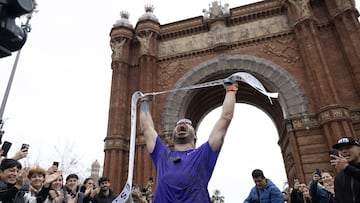 Valentí Sanjuan lo logra: cinco maratones, cinco días, cinco continentes y con lo puesto