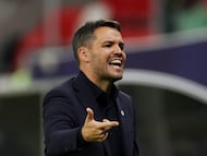 Soccer Football - FIFA Intercontinental Cup - Derby of the Americas - Cruz Azul v Flamengo - Ahmad Bin Ali Stadium, Al-Rayyan, Qatar - December 10, 2025 Cruz Azul coach Nicolas Larcamon reacts REUTERS/Mohammed Salem