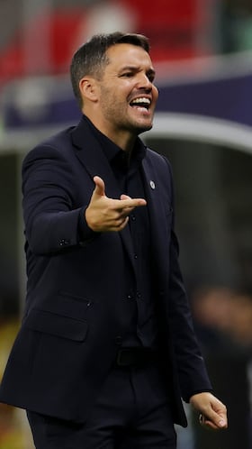 Soccer Football - FIFA Intercontinental Cup - Derby of the Americas - Cruz Azul v Flamengo - Ahmad Bin Ali Stadium, Al-Rayyan, Qatar - December 10, 2025 Cruz Azul coach Nicolas Larcamon reacts REUTERS/Mohammed Salem