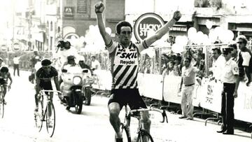 Sean Kelly celebra su victoria en Manresa en la Volta a Catalunya de 1984.