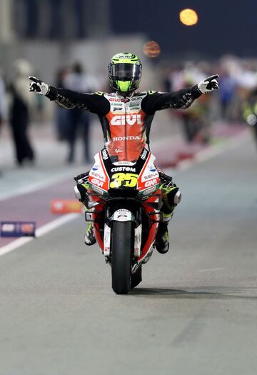 El piloto inglés Cal Crutchlow celebra el tercer puesto. 