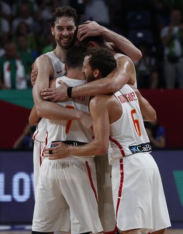 Alegría de la selección española tras conseguir la medalla de bronce del Eurobasket 2017.