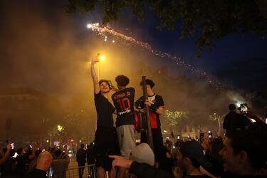 Los seguidores del PSG se congregaron en masa en el centro de París tras la victoria por 5-0 ante el Inter. Las celebraciones incluyeron fuegos, bengalas y banderas.